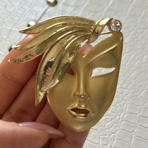 Vintage Jewelry - Vintage gold theater mask brooch